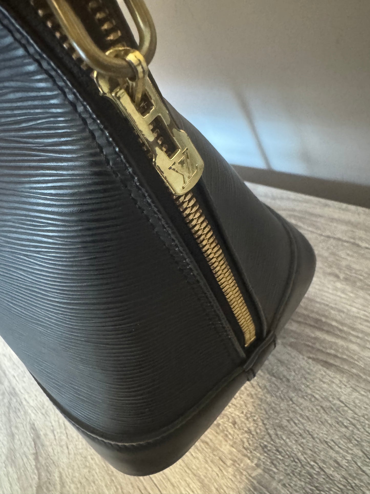 Louis Vuitton Epi Alma Nior
